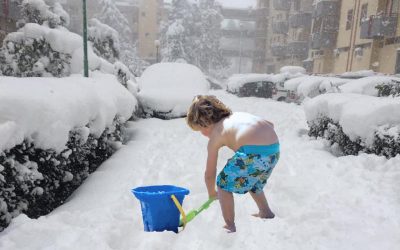 Spaleresti mai la neve davanti casa con una palettina per bambini?